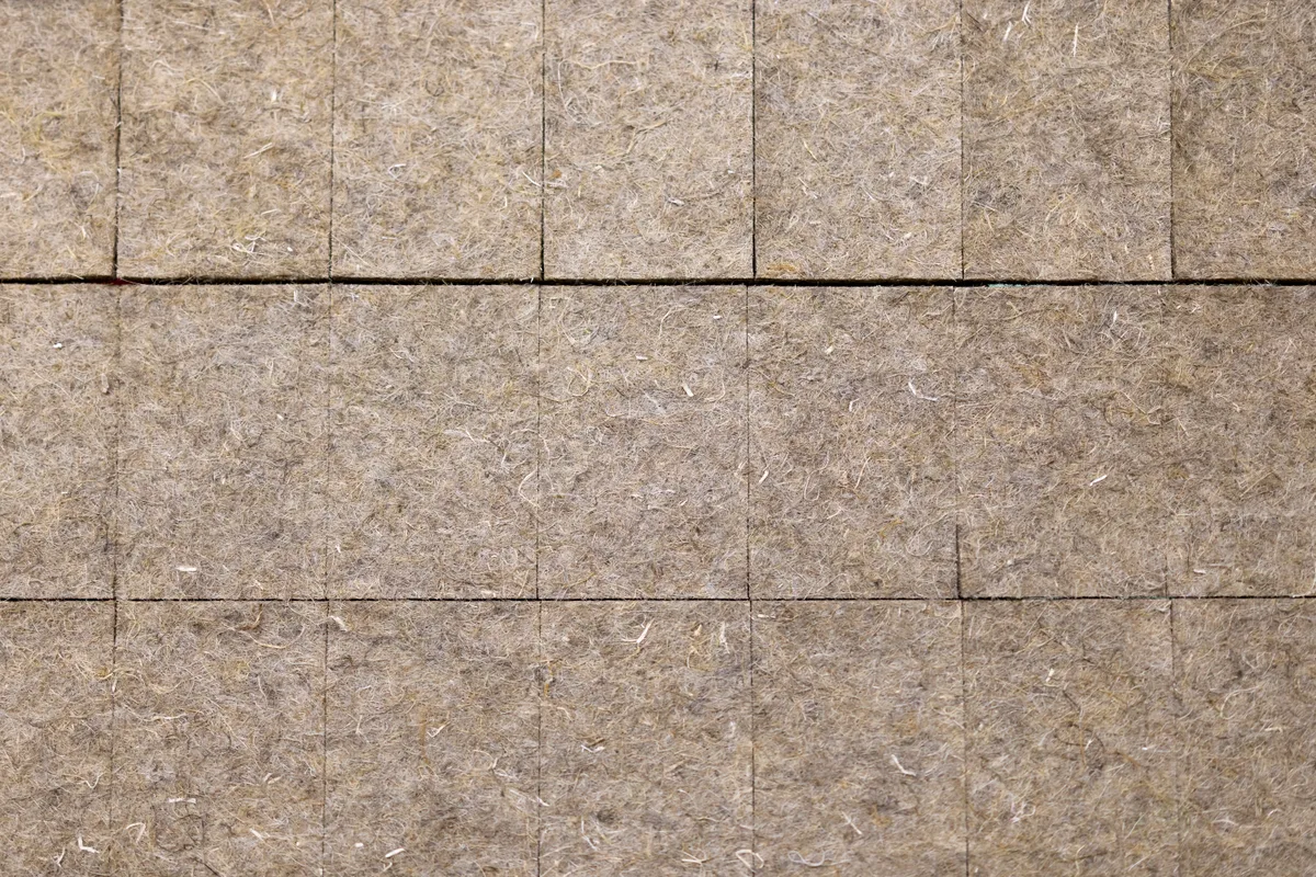 Man sieht ein Bild von geschnittenen Hanfmatten.